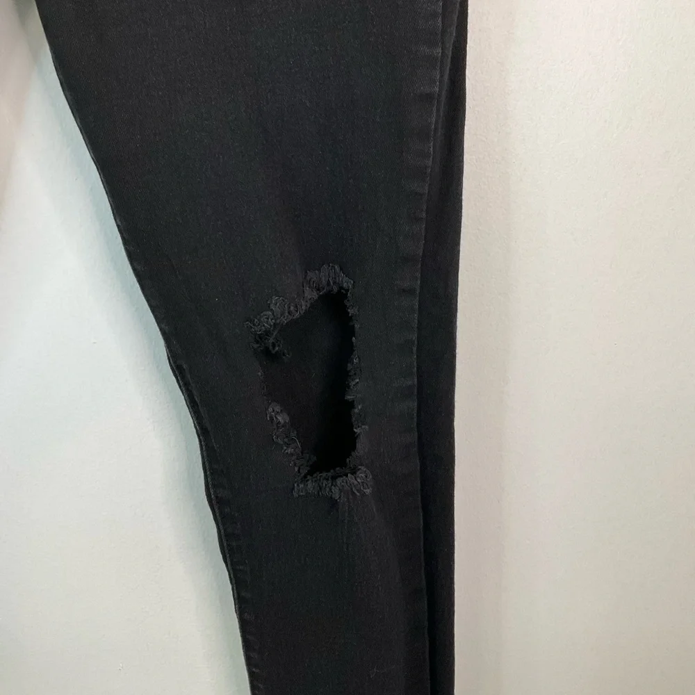 Fashion Nova Women/Junior Black Hole in both Knees Skinny Denim Jeans, sz 13/14